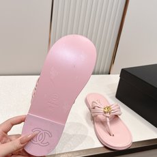 Chanel 香奈儿 2026夏季新款夹趾人字拖鞋系列 真皮大底休闲沙滩夹脚凉拖鞋小香夏日系列,设计简约 Chanel 香奈儿 2026夏季新款夹趾人字拖鞋系列 真皮大底休闲沙滩夹脚凉拖鞋小香夏日系列,设计简约