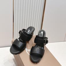 顶级版本 拖鞋款 莓莓同款 CL 红底鞋新款粗跟高跟凉鞋拖鞋 美炸了 复古经典时尚气质简约美 呈现柔美 顶级版本 拖鞋款 莓莓同款 CL 红底鞋新款粗跟高跟凉鞋拖鞋 美炸了 复古经典时尚气质简约美 呈现柔美