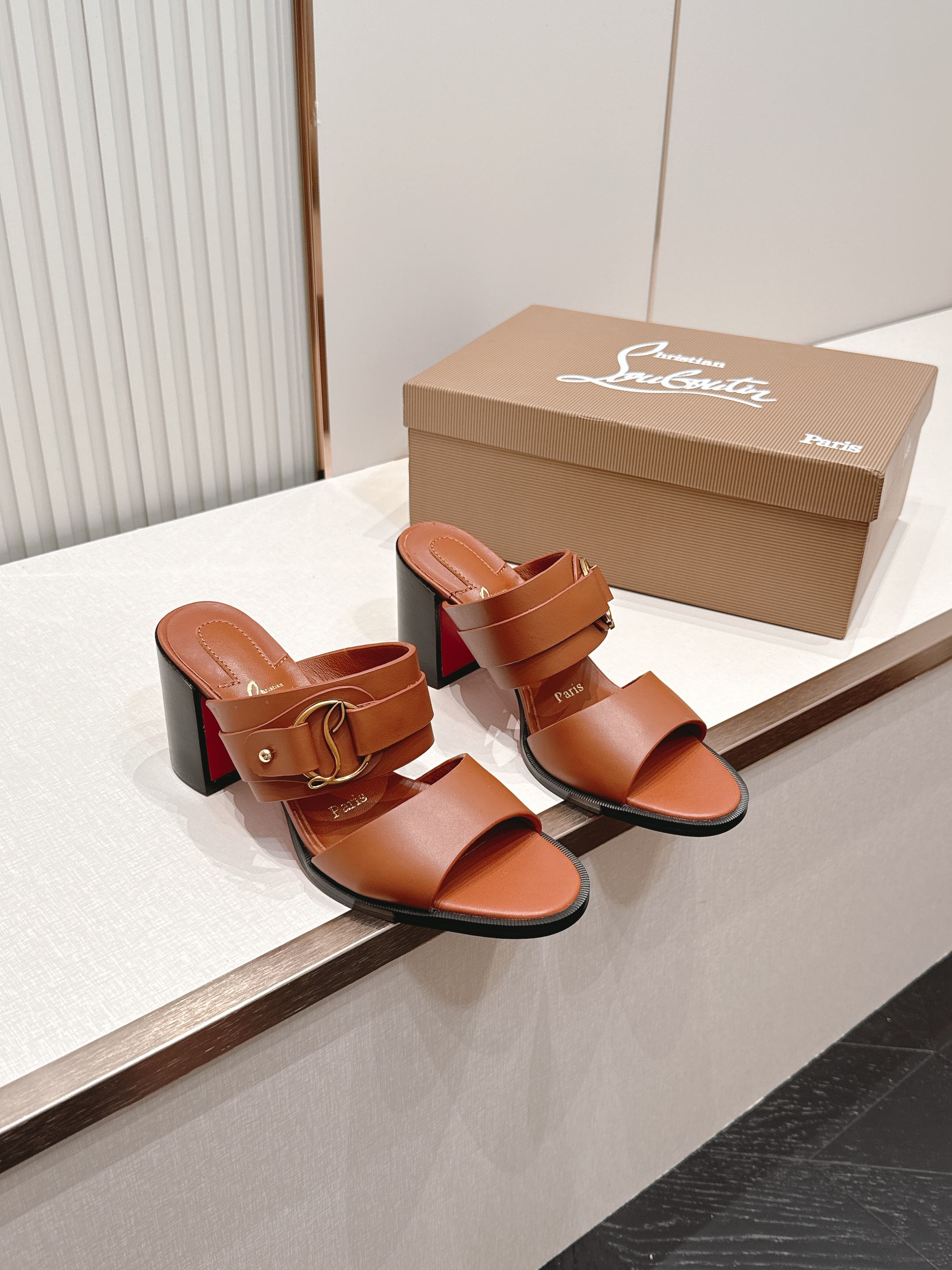 NO:868049,The top version of slippers, the same style as Berry, CL red-soled shoes, new thick-heeled high-heeled sandals and slippers, are amazingly beautiful. Retro classic fashion temperament is simple and beautiful. It presents a soft silhouette, and elegant contemporary style details are full of vitality. With a large thick heel and metal buckle, it has a high-end temperament, showing a high-end modern atmosphere. The upper is cowhide, the lining is cowhide, the heel height is 7.5cm, and the sole is Italian genuine leather.  Size 35-39 (34.40.41.42 customized, non-refundable), slippers and sandals, christian louboutin, sandals, slippers, cowhide, Leather soles19860909顶级版本 拖鞋款 莓莓同款 CL 红底鞋新款粗跟高跟凉鞋拖鞋 美炸了 复古经典时尚气质简约美 呈现柔美廓形,优雅的当代风格细节尽显活力.搭配大粗跟鞋跟和金属饰扣 高级气质,彰显高端摩登气息. 鞋面牛皮 内里垫脚牛皮 跟高7.5cm 鞋底意大利真皮大底 码数35-39（34.40.41.42定做不退换）,拖鞋凉鞋,christian louboutin,sandals,slippers,cowhide,Leather soles,Women's Shoes