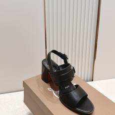 顶级版本 凉鞋款 莓莓同款 CL 红底鞋新款粗跟高跟凉鞋拖鞋 美炸了 复古经典时尚气质简约美 呈现柔美 顶级版本 凉鞋款 莓莓同款 CL 红底鞋新款粗跟高跟凉鞋拖鞋 美炸了 复古经典时尚气质简约美 呈现柔美