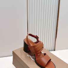 顶级版本 凉鞋款 莓莓同款 CL 红底鞋新款粗跟高跟凉鞋拖鞋 美炸了 复古经典时尚气质简约美 呈现柔美 顶级版本 凉鞋款 莓莓同款 CL 红底鞋新款粗跟高跟凉鞋拖鞋 美炸了 复古经典时尚气质简约美 呈现柔美