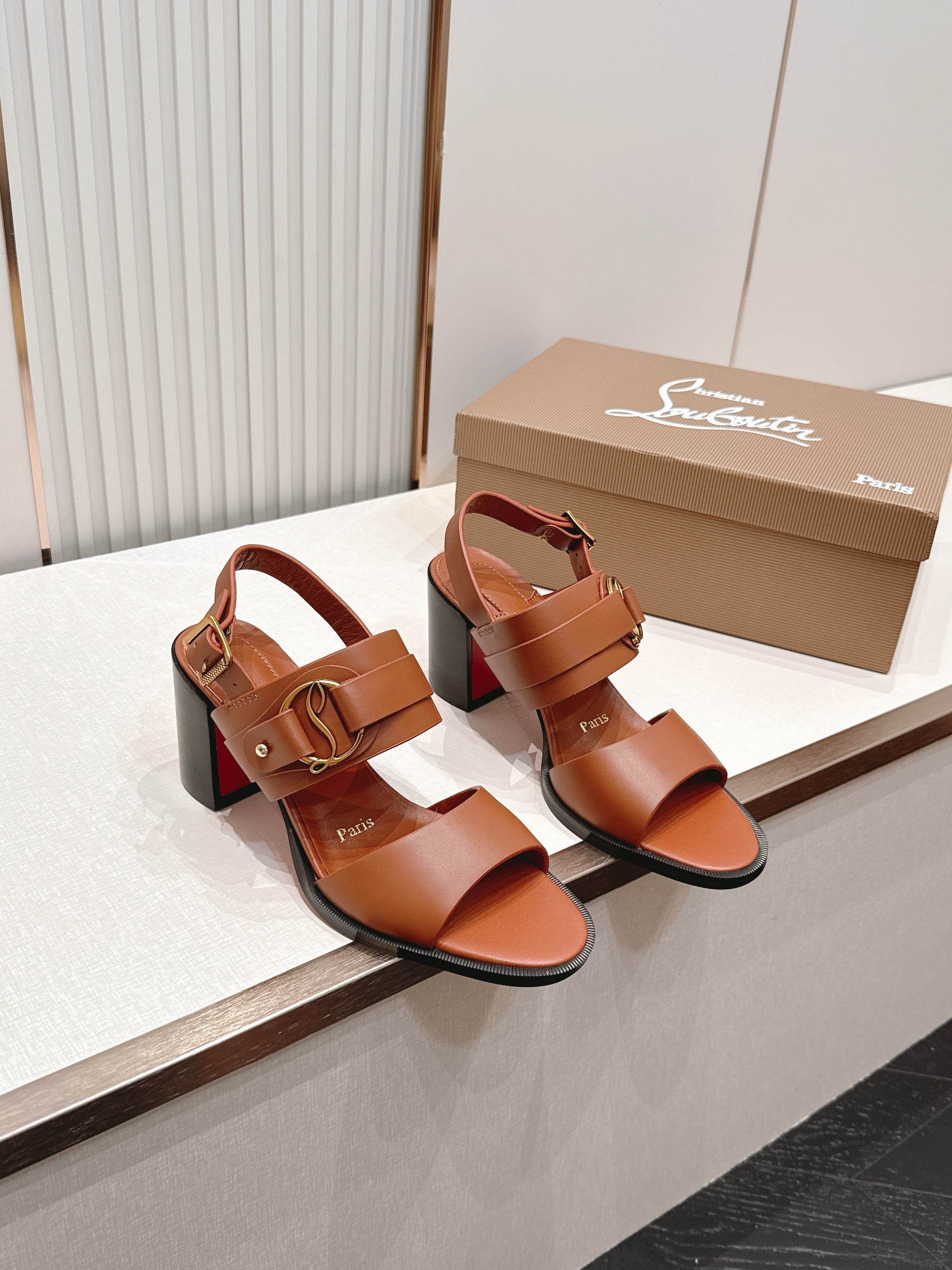 NO:868057,The top version of sandals, the same style as Berry, CL red-soled shoes, new thick-heeled high-heeled sandals and slippers, amazingly beautiful, retro classic fashion temperament, simple and beautiful, presenting a soft silhouette, elegant contemporary style details, full of vitality. With large thick heels and metal buckles, it has a high-end temperament, showing a high-end modern atmosphere. The upper is cowhide, the lining is cowhide, the heel height is 7.5cm, and the sole is Italian genuine leather.  Size 35-39 (34.40.41. Customized, non-refundable), slippers and sandals, christian louboutin, sandals, slippers, cowhide, Leather soles19860909顶级版本 凉鞋款 莓莓同款 CL 红底鞋新款粗跟高跟凉鞋拖鞋 美炸了 复古经典时尚气质简约美 呈现柔美廓形,优雅的当代风格细节尽显活力.搭配大粗跟鞋跟和金属饰扣 高级气质,彰显高端摩登气息. 鞋面牛皮 内里垫脚牛皮 跟高7.5cm 鞋底意大利真皮大底 码数35-39（34.40.41.定做不退换）,拖鞋凉鞋,christian louboutin,sandals,slippers,cowhide,Leather soles,Women's Shoes