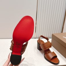 顶级版本 凉鞋款 莓莓同款 CL 红底鞋新款粗跟高跟凉鞋拖鞋 美炸了 复古经典时尚气质简约美 呈现柔美 顶级版本 凉鞋款 莓莓同款 CL 红底鞋新款粗跟高跟凉鞋拖鞋 美炸了 复古经典时尚气质简约美 呈现柔美