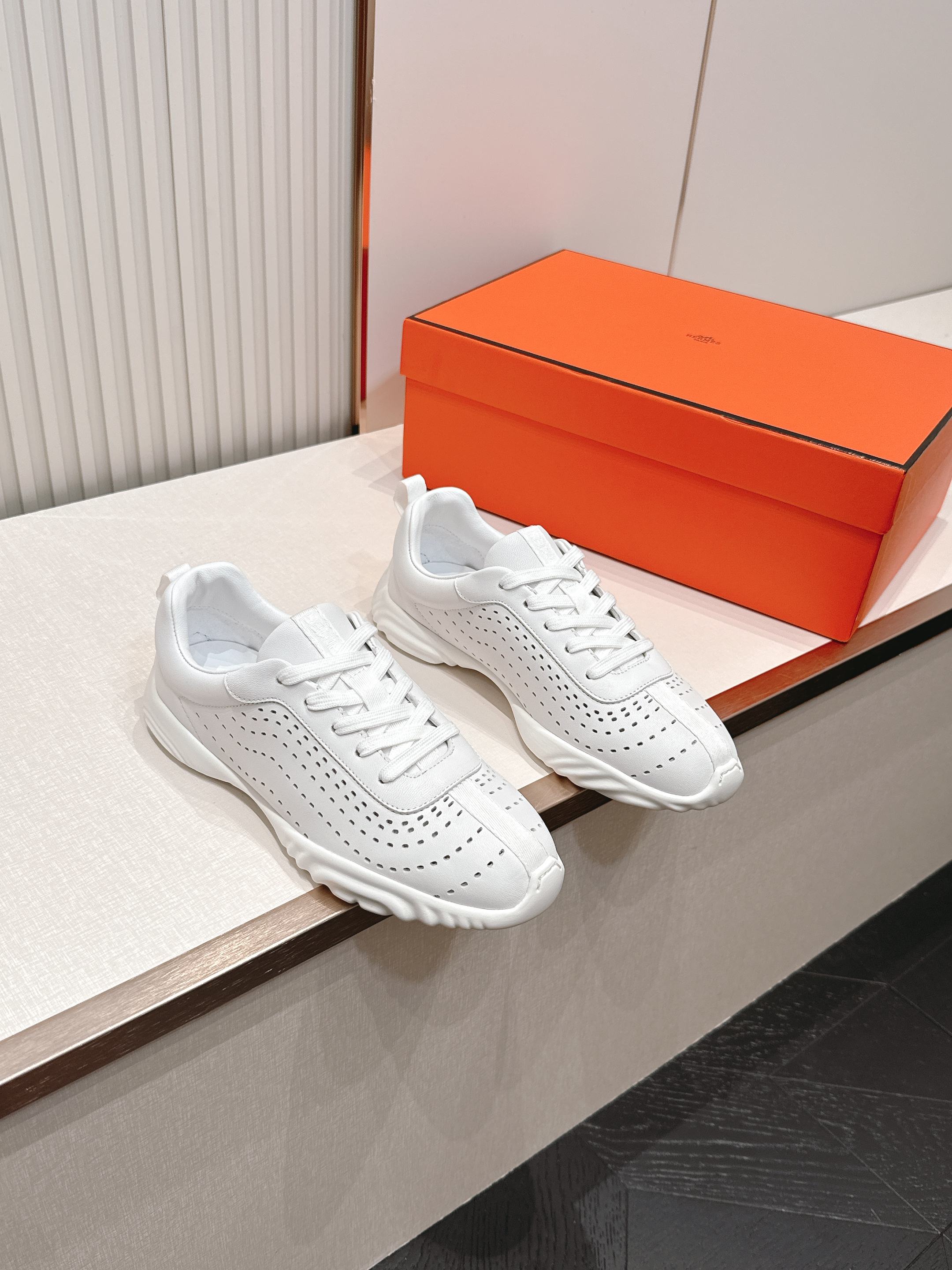 NO:868040,Out of Men's Hermes 2026 new Neon casual sports shoes moral training shoes. The craftsmanship is extremely high, and it is new at the counter at the same time. Every detail of the shoes is specially thought out, which is quite eye-catching. The elegant splicing elements highlight the good temperament!  The classic version is upgraded with exquisite color matching, adding a casual atmosphere, and exquisite lines, which can better reflect the family-style design language. Interspersed with exquisite lines, it perfectly fits the foot shape, naturally outlines the fashionable outline, achieves a visual impact, and fully interprets a different sports style!  The fabric is imported cowhide, mixed sheepskin for foot pads, comfortable on the feet, rubber outsole, non-slip and wear-resistant!  Size 35-40, casual shoes/sports shoes, hermes, hermes, sneakers, cowhide, sheepskin19860909出 男 Hermes 爱马仕 2026 新款Neon休闲运动鞋德训鞋 工艺极致,同步专柜上新.鞋子的每一个细节都特别用心,相当惹眼,雅致的拼接元素,凸显不俗的气质！ 经典版型升级 精致配色,增添休闲的气息,精致的线条,无形之中能够更好体现出家族式的设计语言,穿插精致的线条 完美契合脚型,自然的勾勒出时尚的轮廓,达到视觉上的冲击效果,充分演绎不一样的运动风格！ 面料进口牛皮 垫脚混种羊皮,脚感舒适,橡胶大底,防滑耐磨！码数35-40,休闲鞋/运动鞋,hermes,hermes,sneakers,cowhide,sheepskin,Women's Shoes