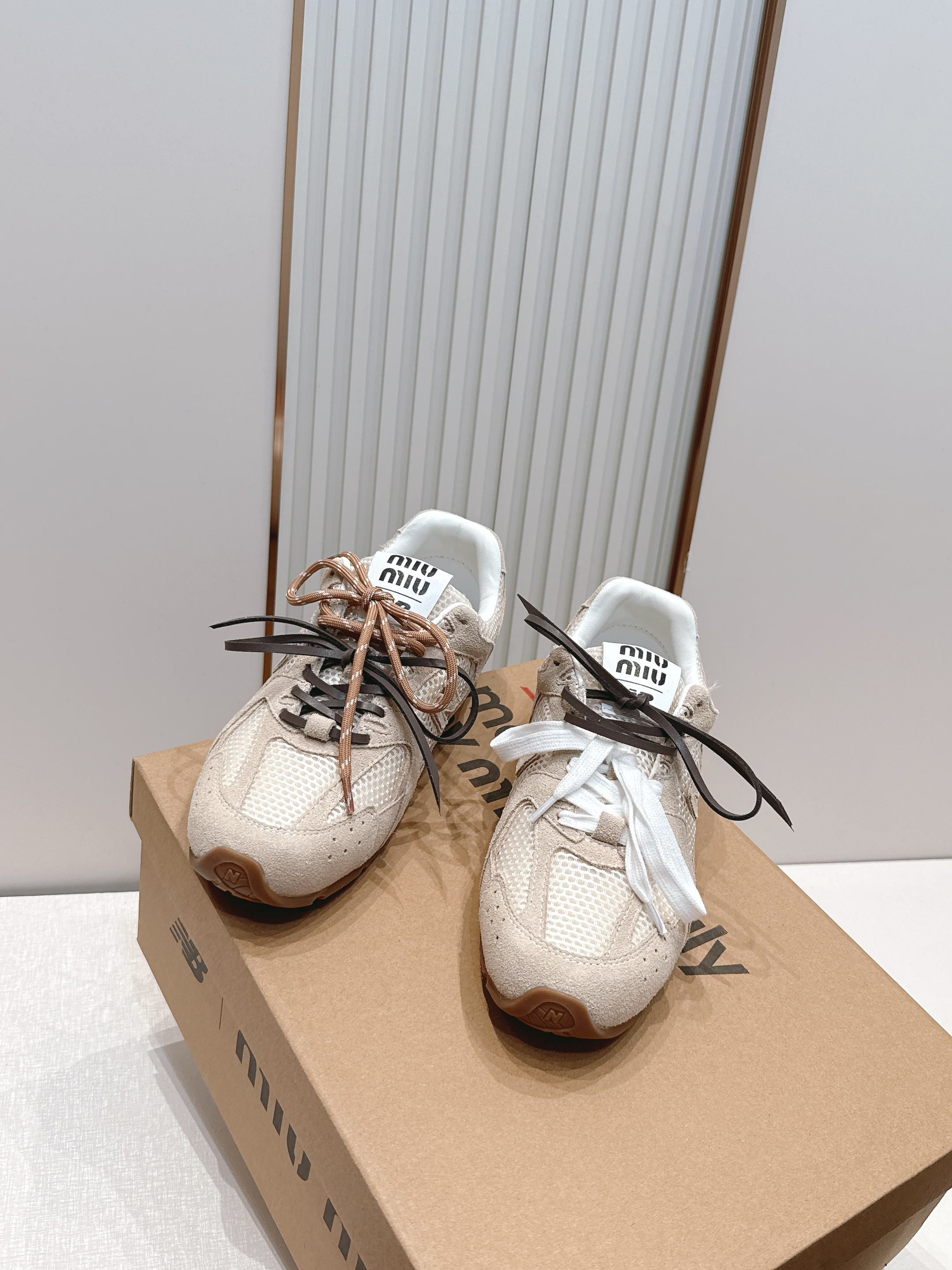 2026新色系  缪缪miumiu+new balance新百伦联名款  阿甘鞋 德训鞋 复古时尚  简