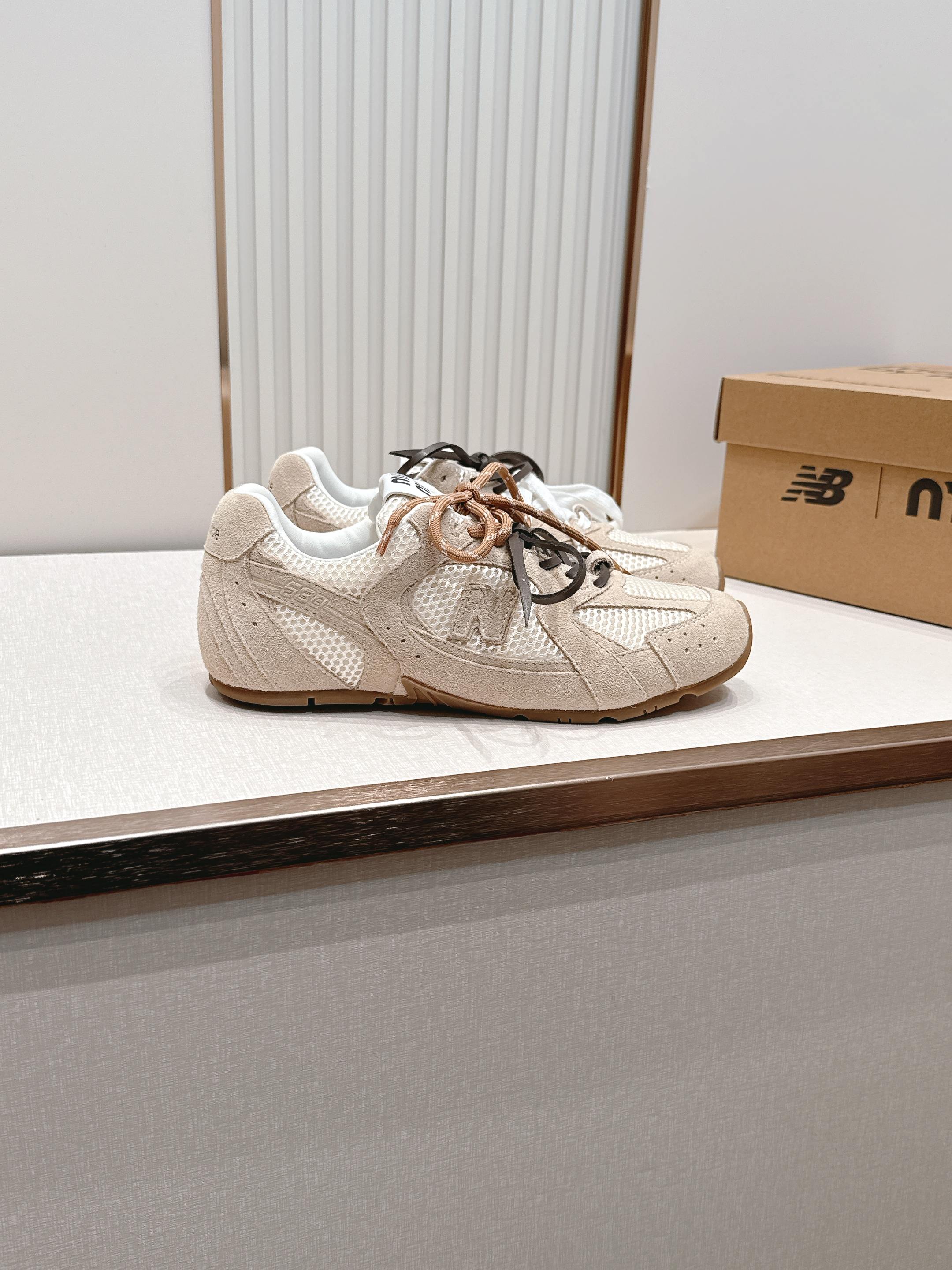 2026新色系  缪缪miumiu+new balance新百伦联名款  阿甘鞋 德训鞋 复古时尚  简