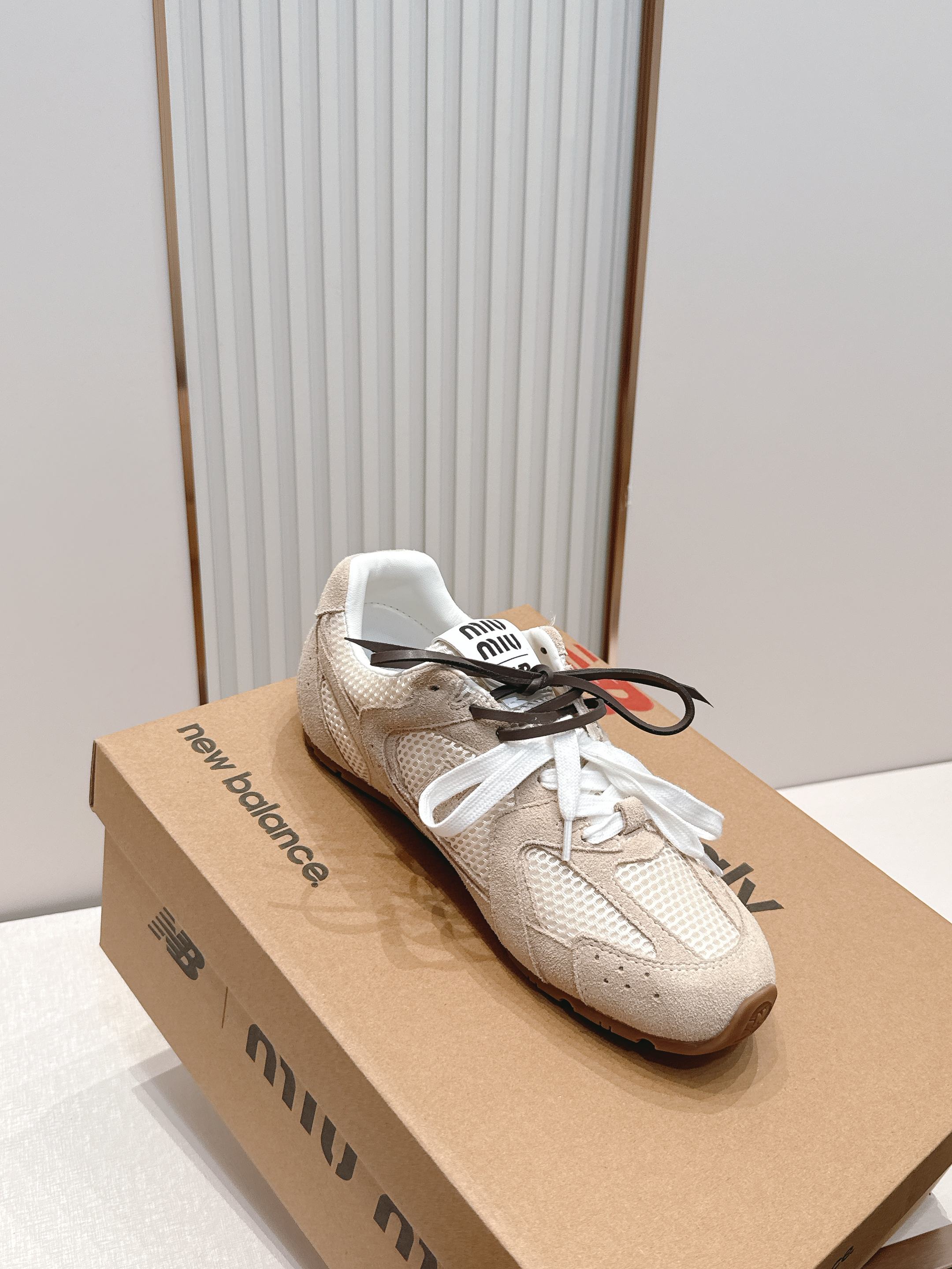 2026新色系  缪缪miumiu+new balance新百伦联名款  阿甘鞋 德训鞋 复古时尚  简