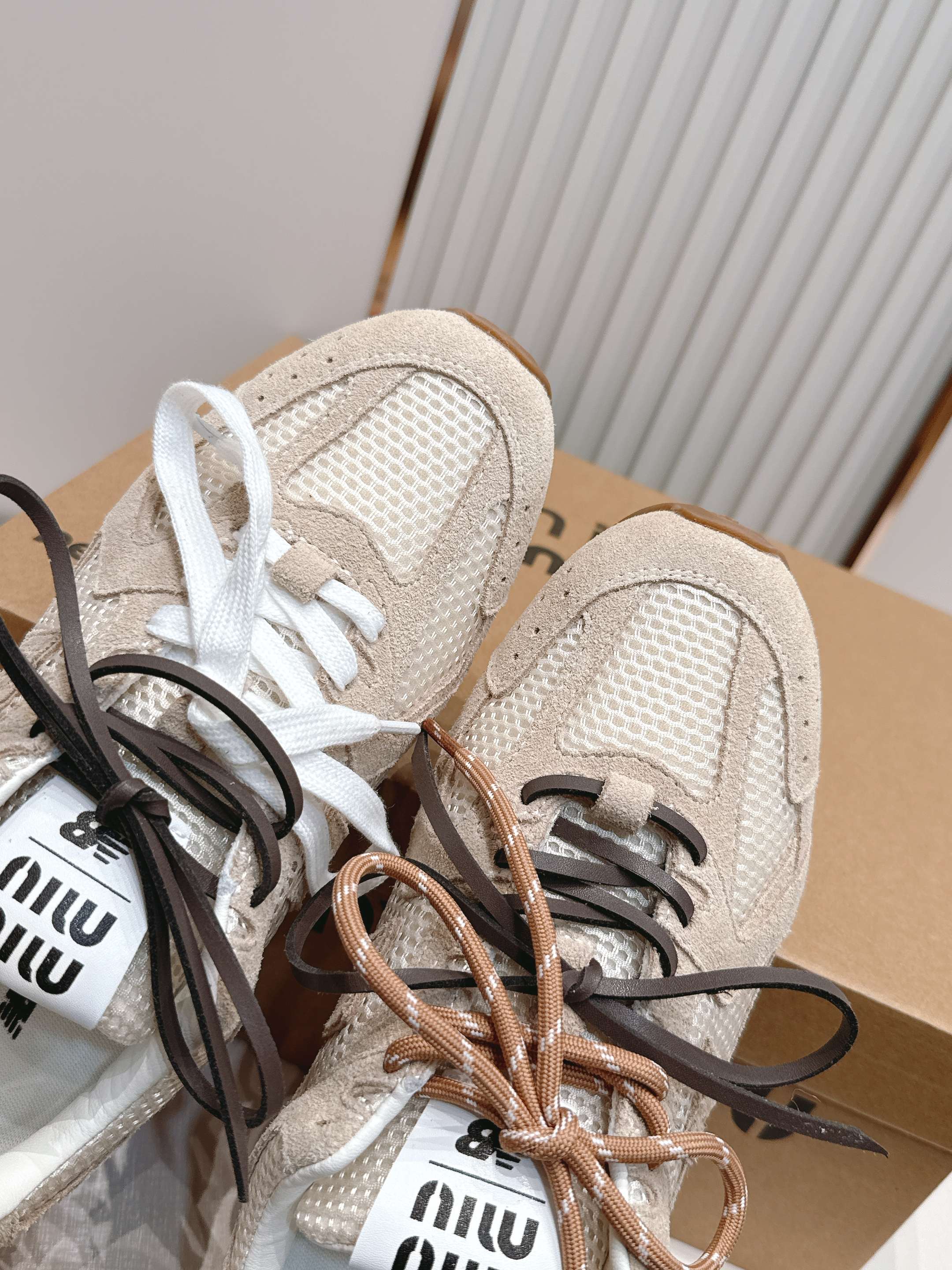 2026新色系  缪缪miumiu+new balance新百伦联名款  阿甘鞋 德训鞋 复古时尚  简