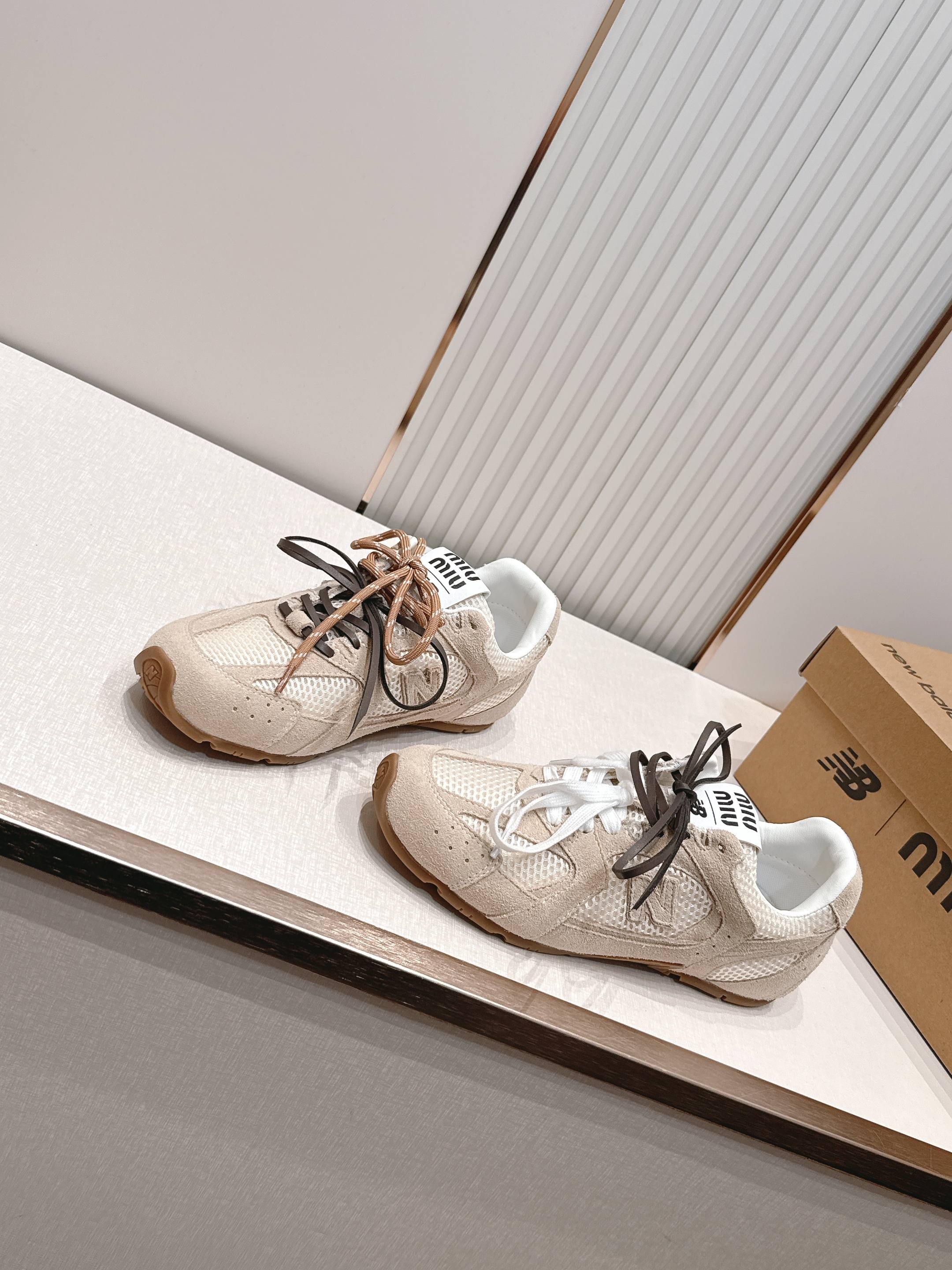 2026新色系  缪缪miumiu+new balance新百伦联名款  阿甘鞋 德训鞋 复古时尚  简