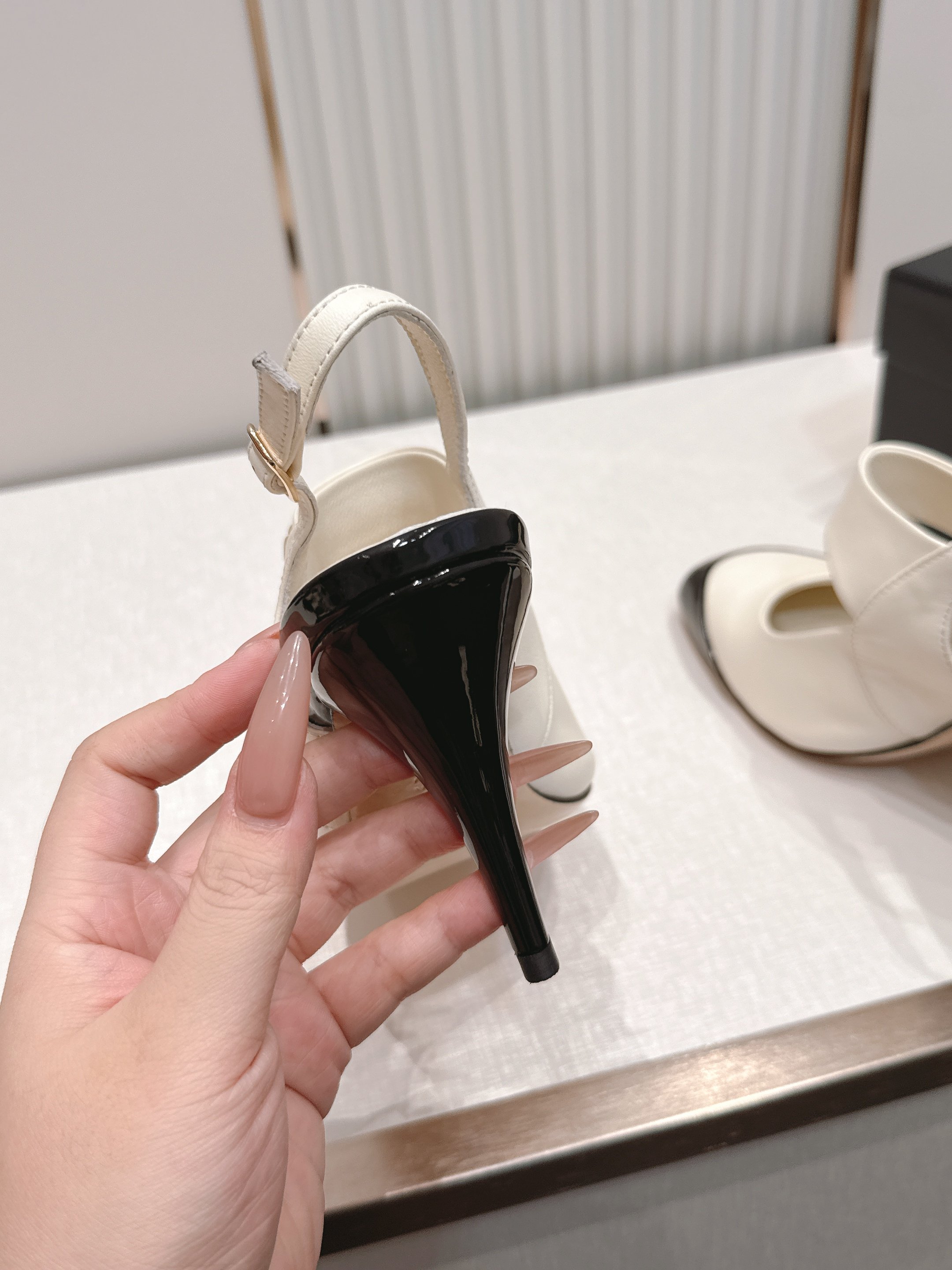 Chanel 香奈儿 新款高跟凉鞋单鞋 撞色拼接款复古千金风爆款，精致拼接设计搭配多色可选，轻奢显贵氛围