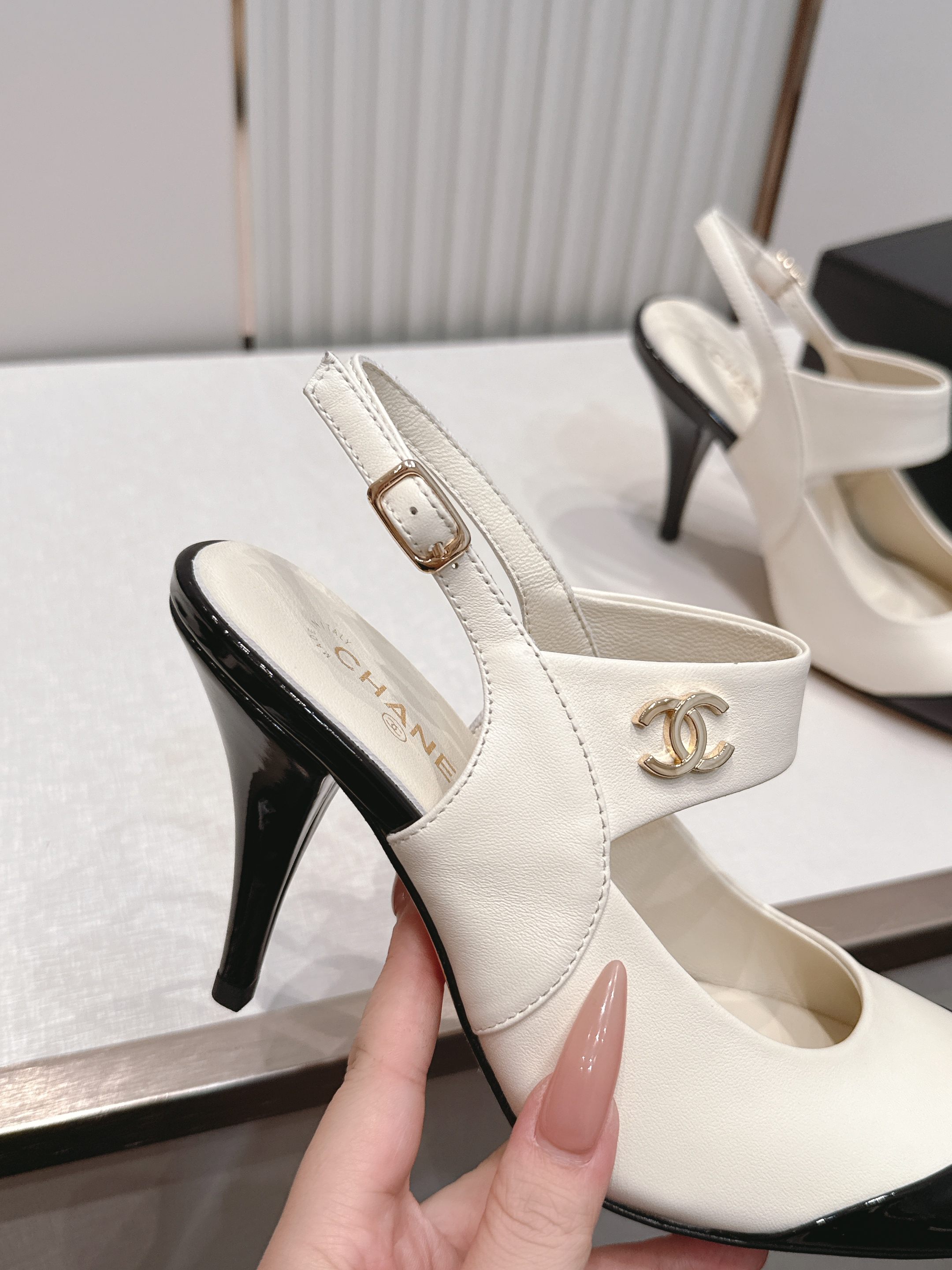Chanel 香奈儿 新款高跟凉鞋单鞋 撞色拼接款复古千金风爆款，精致拼接设计搭配多色可选，轻奢显贵氛围