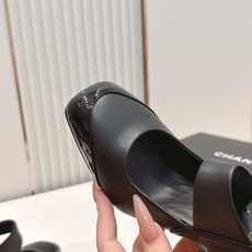 Chanel 香奈儿 新款高跟凉鞋单鞋 撞色拼接款复古千金风爆款,精致拼接设计搭配多色可选,轻奢显贵氛围 Chanel 香奈儿 新款高跟凉鞋单鞋 撞色拼接款复古千金风爆款,精致拼接设计搭配多色可选,轻奢显贵氛围