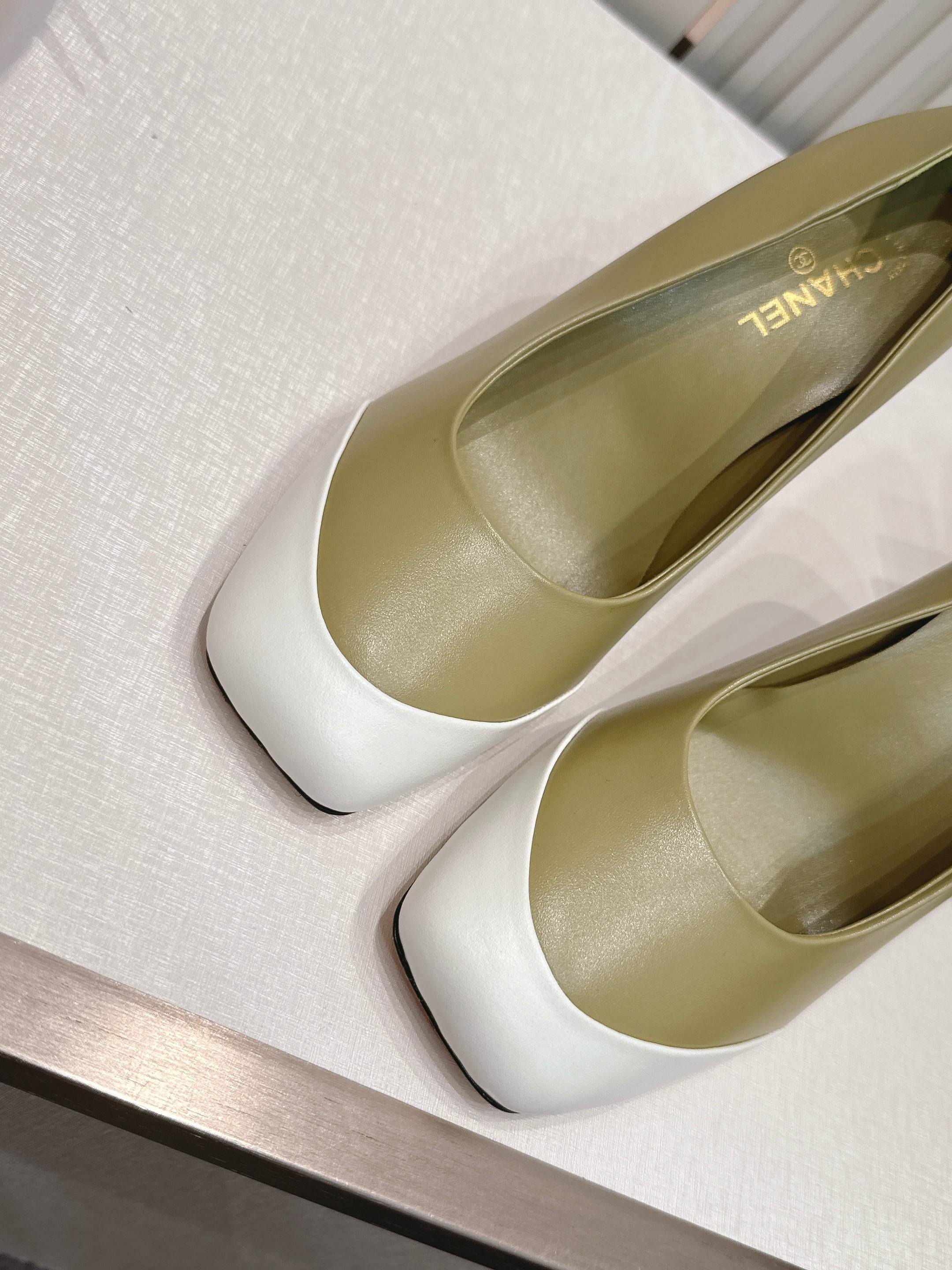 Chanel 香奈儿 新款高跟凉鞋单鞋 撞色拼接款复古千金风爆款，精致拼接设计搭配多色可选，轻奢显贵氛围