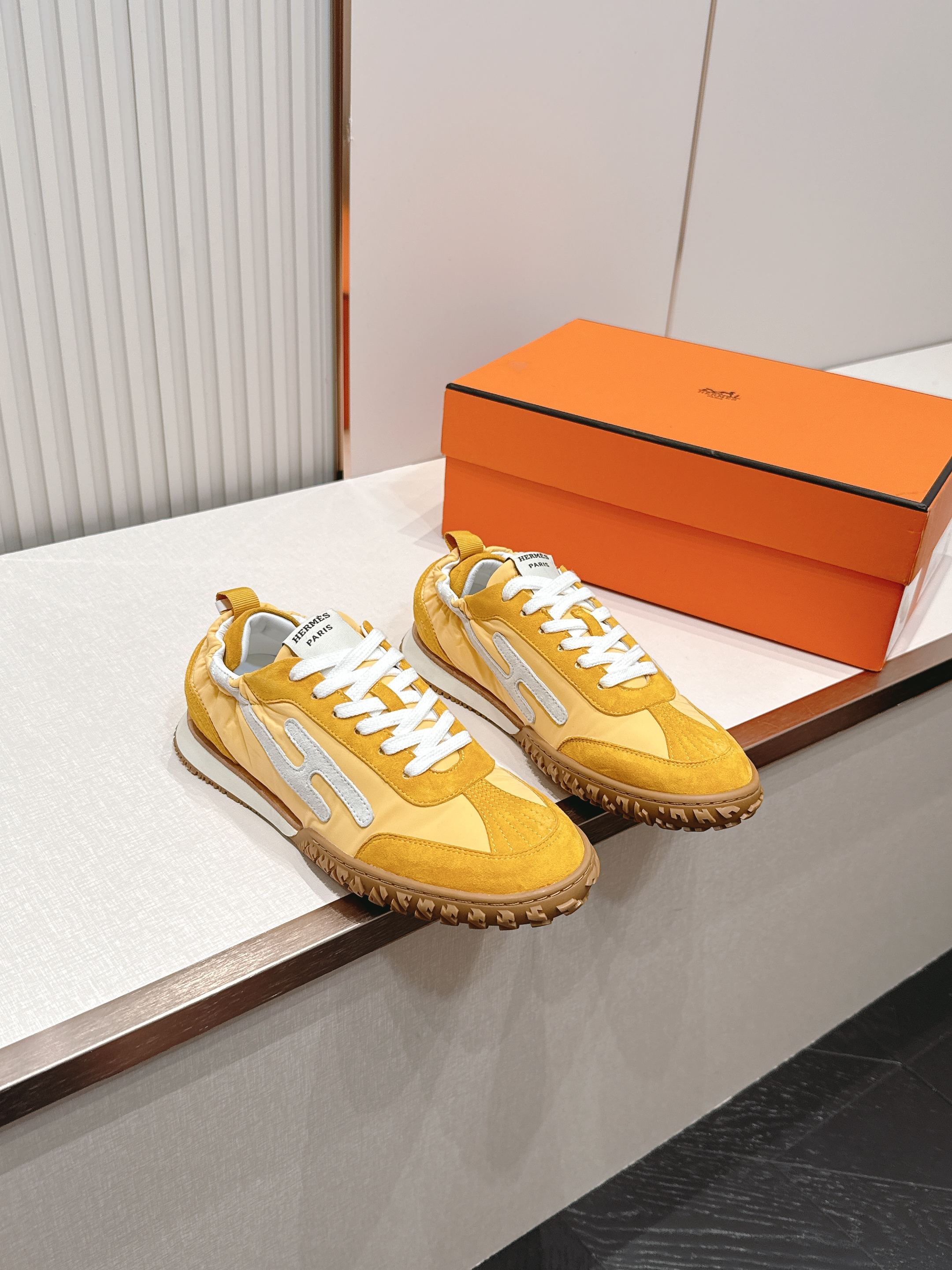 NO:869882,Top version for women and men Hermes 2026 new Jet casual sports shoes moral training shoes full color series!  !  !  !  The craftsmanship is exquisite, and new products are released at the counter at the same time. Every detail of the shoes is made with special care, which is quite eye-catching. The elegant splicing elements highlight the good temperament!  Super comfortable on the feet. The classic version has been upgraded with exquisite color matching, adding a casual atmosphere, and exquisite lines, which can better reflect the family-style design language. Interspersed with exquisite lines, it perfectly fits the foot shape, naturally outlines the fashionable outline, achieves a visual impact, and fully interprets a different sports style!  The fabric is made of cowhide and velvet cloth, and the feet are made of mixed sheepskin, which feels comfortable on the feet. The rubber outsole is non-slip and wear-resistant!  Size 35-45, casual shoes/sports shoes, hermes, hermes, sneakers, cowhide, sheepskin19860909顶级版本 女 男 Hermes 爱马仕 2026 新款Jet休闲运动鞋德训鞋 全色系！！！！ 工艺极致,同步专柜上新.鞋子的每一个细节都特别用心,相当惹眼,雅致的拼接元素,凸显不俗的气质！ 上脚超级舒适. 经典版型升级 精致配色,增添休闲的气息,精致的线条,无形之中能够更好体现出家族式的设计语言,穿插精致的线条 完美契合脚型,自然的勾勒出时尚的轮廓,达到视觉上的冲击效果,充分演绎不一样的运动风格！ 面料牛皮 绒布面拼接 垫脚混种羊皮,脚感舒适,橡胶大底,防滑耐磨！码数35-45,休闲鞋/运动鞋,hermes,hermes,sneakers,cowhide,sheepskin,Women's Shoes