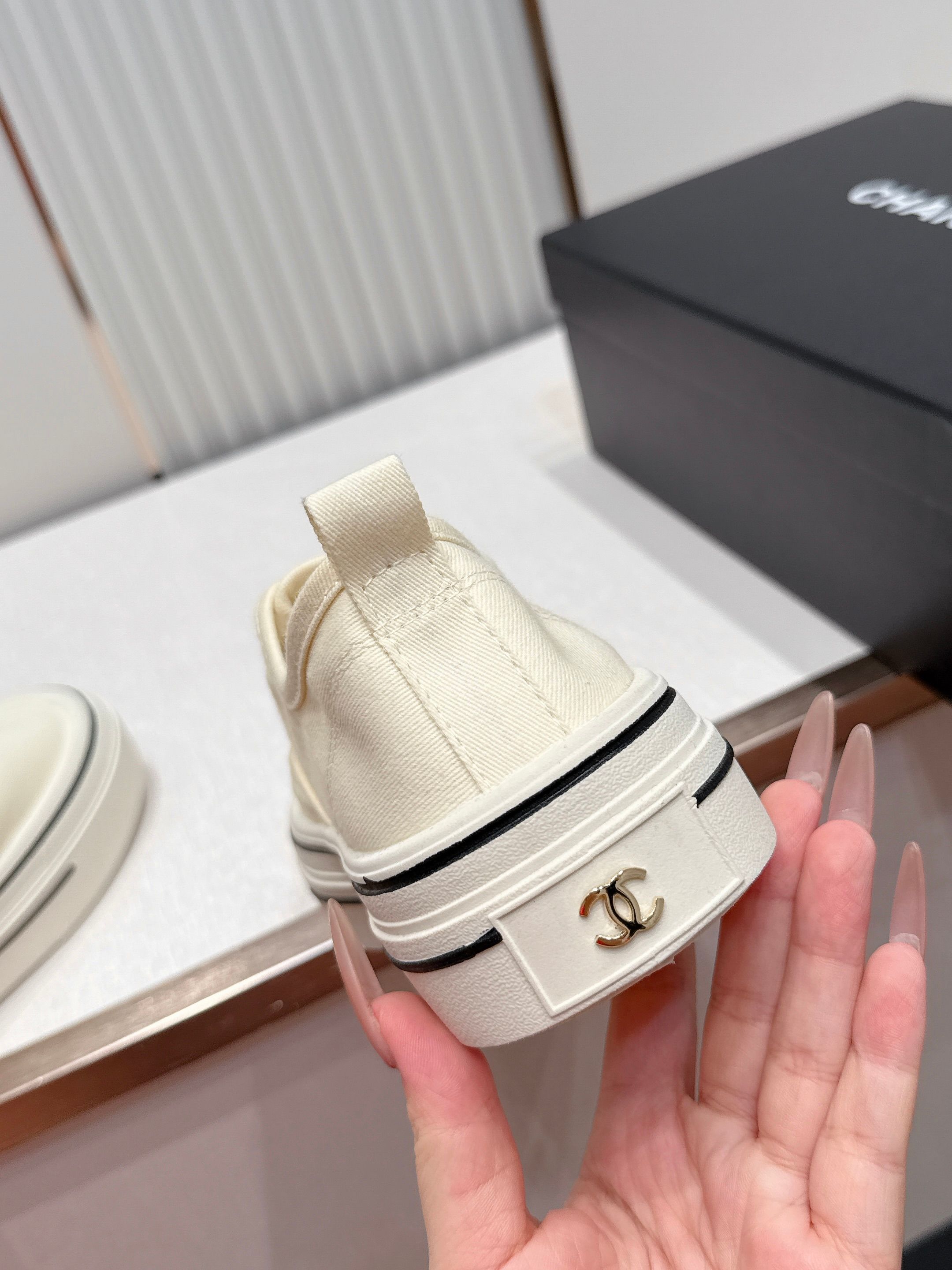 Chanel 香奈儿 厚底饼干鞋 网红明星小红书狂追热推 经典造型带复古味！ 造型特殊，很有辨识度， 显