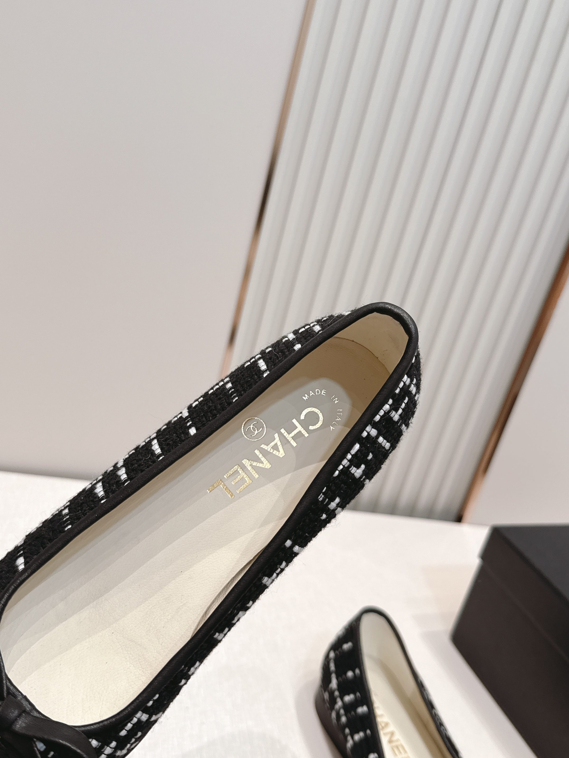 Chanel 香奈儿 26s 春夏新款 圆头拼色平底玛丽珍单鞋拼色不是生硬的色块拼接，而是将不同颜色的纱