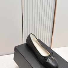 Chanel 香奈儿 26s 春夏新款 圆头拼色平底玛丽珍单鞋拼色不是生硬的色块拼接,而是将不同颜色的纱 Chanel 香奈儿 26s 春夏新款 圆头拼色平底玛丽珍单鞋拼色不是生硬的色块拼接,而是将不同颜色的纱
