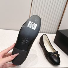 Chanel 香奈儿 26s 春夏新款 圆头拼色平底玛丽珍单鞋拼色不是生硬的色块拼接,而是将不同颜色的纱 Chanel 香奈儿 26s 春夏新款 圆头拼色平底玛丽珍单鞋拼色不是生硬的色块拼接,而是将不同颜色的纱