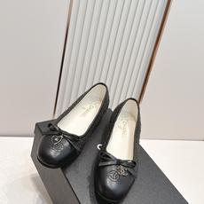 Chanel 香奈儿 26s 春夏新款 圆头拼色平底玛丽珍单鞋拼色不是生硬的色块拼接,而是将不同颜色的纱 Chanel 香奈儿 26s 春夏新款 圆头拼色平底玛丽珍单鞋拼色不是生硬的色块拼接,而是将不同颜色的纱