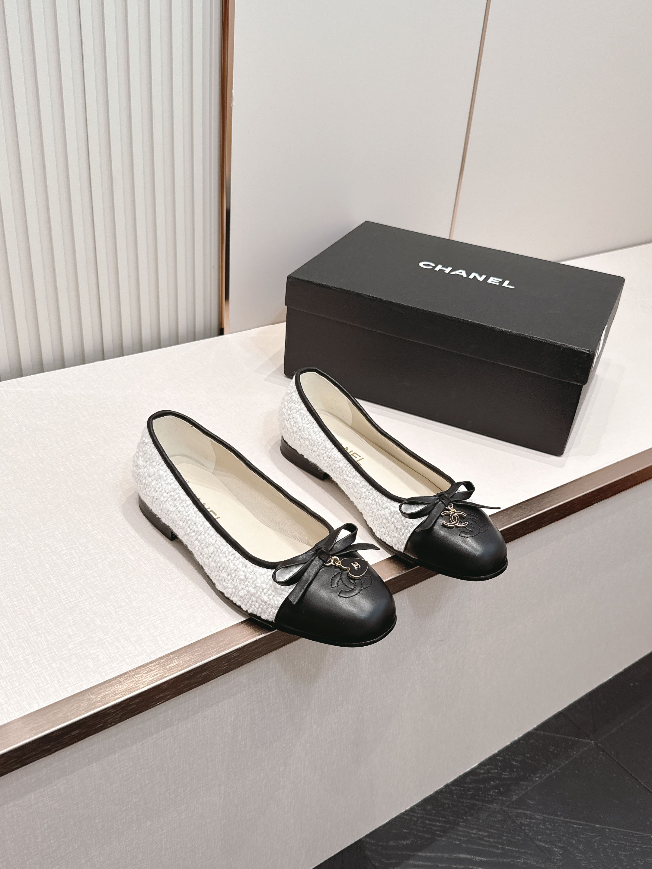 NO:873843,Chanel Chanel 26s new spring and summer round toe color-blocked flat Mary Jane shoes  Color matching is not a rigid splicing of color blocks, but a mixture of yarns of different colors into a 'variegated color' during weaving - like the soft focus of the snowflakes on the old black and white TV screen, the gray and white rice intertwined to create a warm and fuzzy boundary, with different levels of light and dark at each glance. Mary Jane's tie is still there, but it is no longer a sweet symbol, but has become a quiet binding line, binding this hazy color into a complete sentence. Material cowhide  Sheep lining inside, outsole imported from Italy, genuine leather outsole, shoe size 35-39/40, customized, non-returnable, single shoes, chanel, chanel, mary jane, cowhide, Leather soles19860909Chanel 香奈儿 26s 春夏新款 圆头拼色平底玛丽珍单鞋 拼色不是生硬的色块拼接,而是将不同颜色的纱线在织造时混合成一种“杂色”——像旧时黑白电视屏幕上的雪花点被施了柔焦,灰白米交织出温暖而模糊的边界,每一眼看去都是不同的明暗层次.玛丽珍的搭带依然在,但不再是甜美的符号,而是变成了一条安静的装订线,将这团朦胧的色彩收束成一个完整的句子. 材质牛皮 内里羊里 大底意大利进口真皮大底 鞋码35-39/40定制不退换,单鞋,chanel,chanel,mary jane,cowhide,Leather soles,Women's Shoes