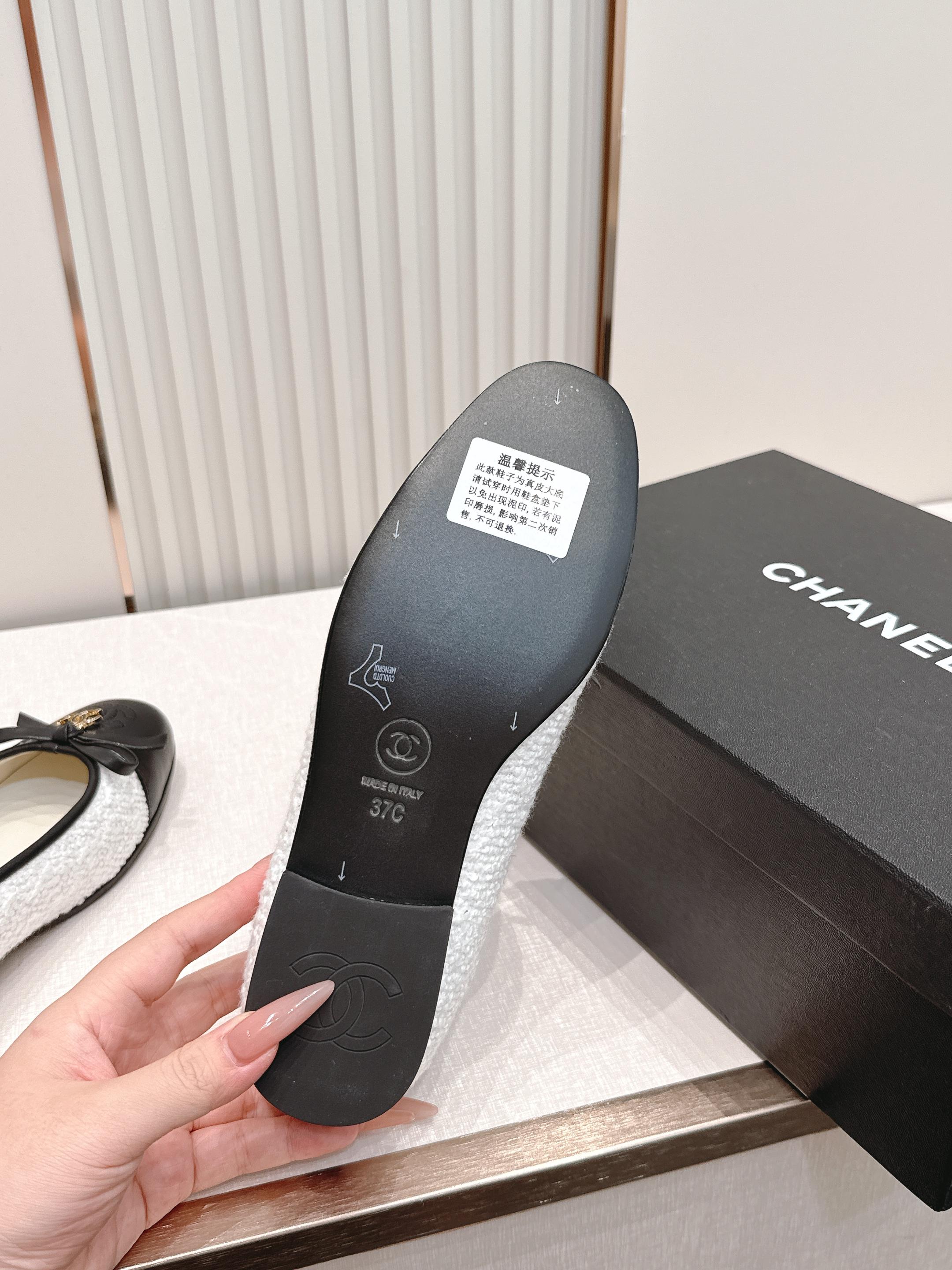 Chanel 香奈儿 26s 春夏新款 圆头拼色平底玛丽珍单鞋拼色不是生硬的色块拼接，而是将不同颜色的纱