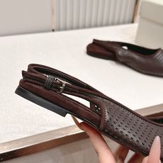 BRUNELLO CUCINELLI新款草编织BC平底凉鞋bc很有品味!配上一双袜子穿也很不错,搭配牛仔 BRUNELLO CUCINELLI新款草编织BC平底凉鞋bc很有品味!配上一双袜子穿也很不错,搭配牛仔