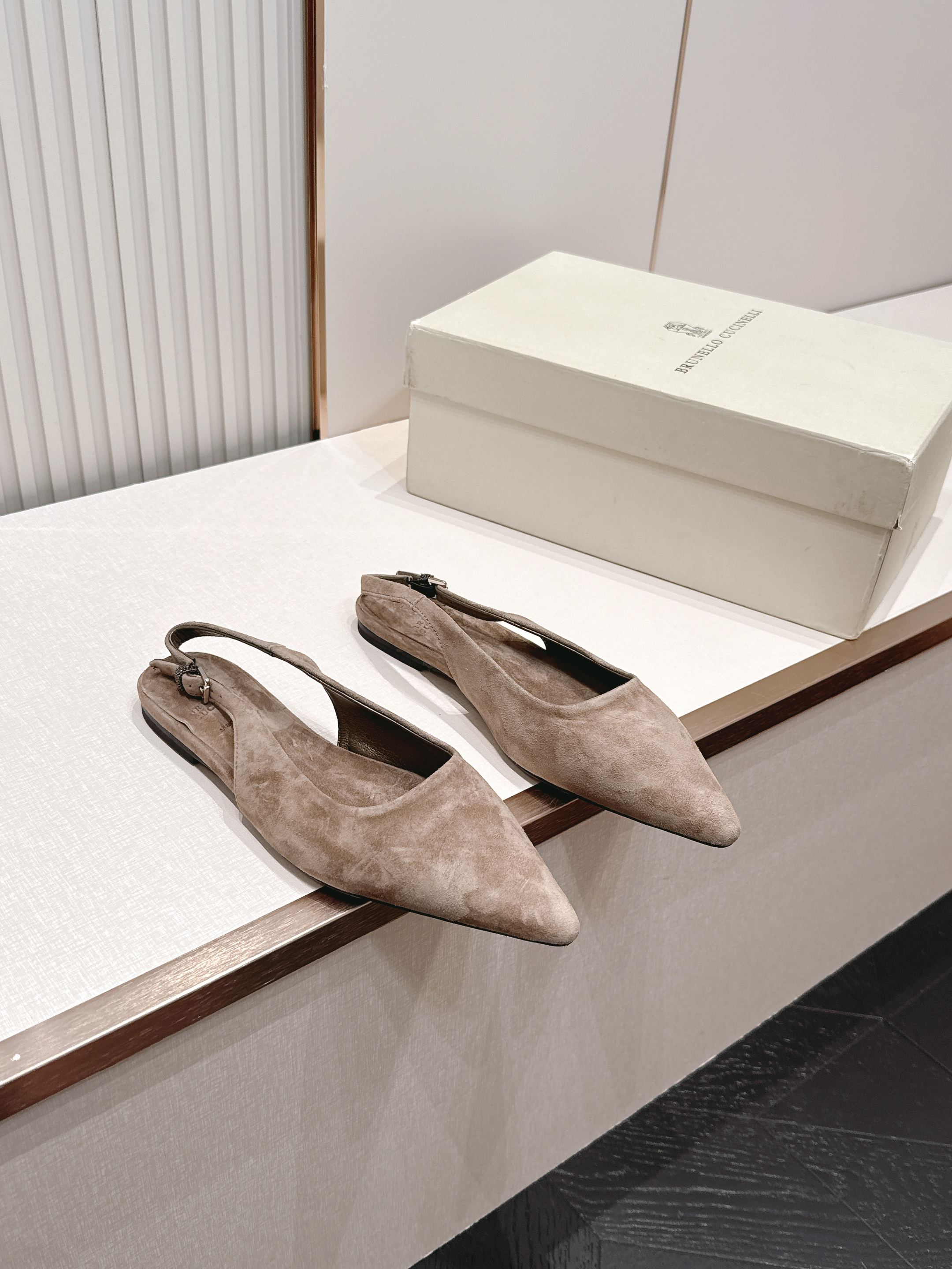 NO:873837,P BRUNELLO CUCINELLI's new grass woven BC flat sandals bc are very tasteful!  It also looks great worn with a pair of socks, and looks great worn with jeans!  As one of women's favorite brands, every model they sell is truly addictive. It is an indispensable item for girls' shoe cabinets. BC is a well-known Italian brand with minimalist style and purely handmade bead chain accessories!  Retro and high-end!  Simple and elegant, it is a very attractive style!  The king of advanced jokers, completely irresistible!  The feet feel very good and comfortable!  It looks ordinary, but looks slim and handsome!  Material imported cow suede, lining imported pearlescent sheepskin, leather outsole size 35-42 (40 41 42 customized, non-returnable), sandals, brunello cucinelli, sandals, espadrilles, jeans, sheepskin, Leather soles, socks19860909P BRUNELLO CUCINELLI新款草编织BC平底凉鞋 bc很有品味！配上一双袜子穿也很不错,搭配牛仔裤穿也好看！ 作为女性最爱的品牌之一,真的出的每一款都让人爱不释手,女生鞋柜必不可少的单品 BC是意大利知名品牌,极简主义风格,纯手工串联珠链配饰！复古又高级！简约又大气,属于非常耐看的款式！ 高级百搭之王,完全没有抵抗力！脚感很好很舒服！看起来平平无奇,穿起来又瘦又帅！ 材料进口牛反绒,内里进口珠光羊皮 大底真皮大底 size35-42 (40 41 42订做不退换),凉鞋,brunello cucinelli,sandals,espadrilles,jeans,sheepskin,Leather soles,socks,Women's Shoes