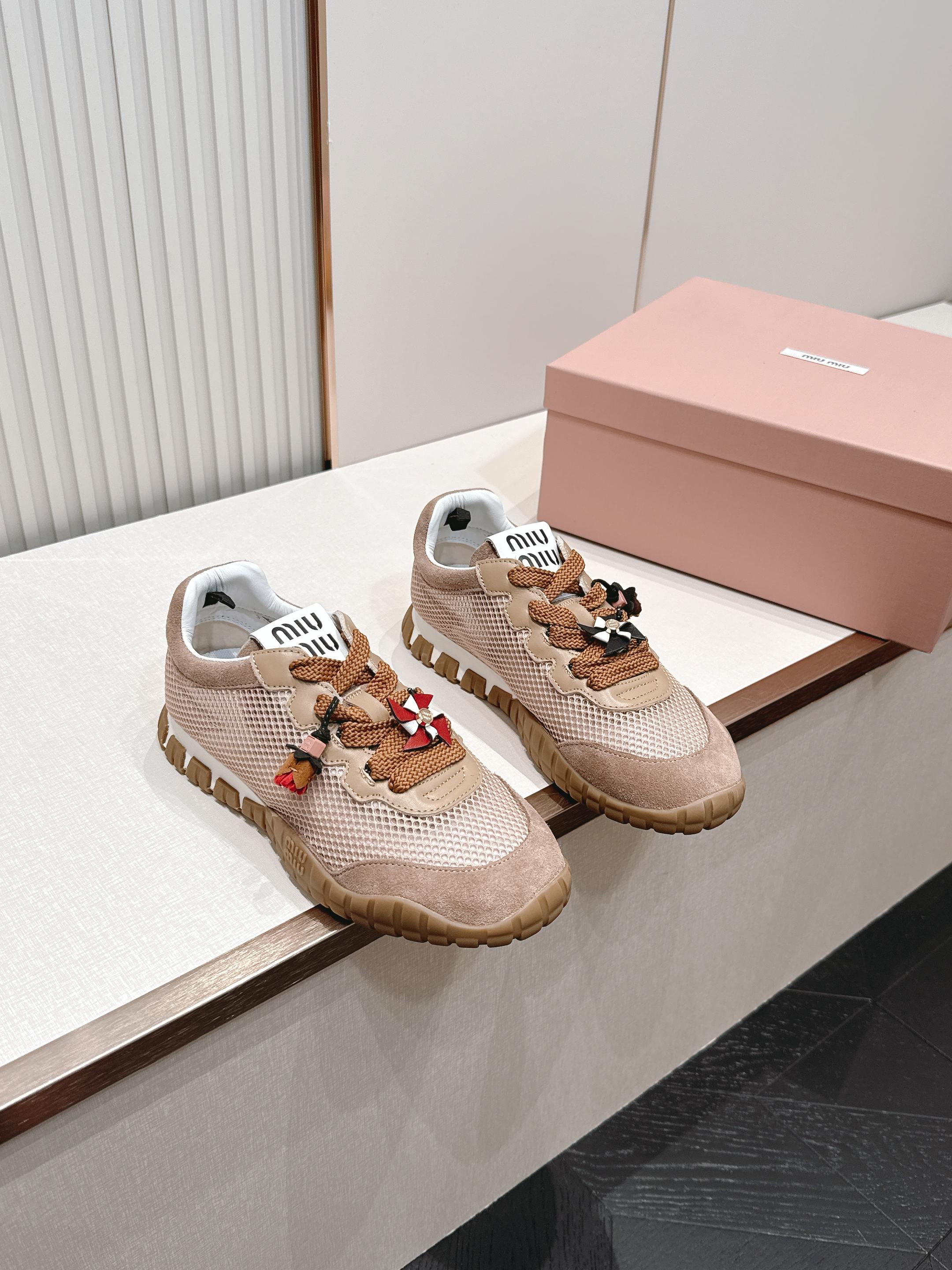 Miu Miu 26新款走秀MiuMiu 德训鞋 休闲运动鞋休闲鞋秀场工艺来自Miu Miu系列的细节特