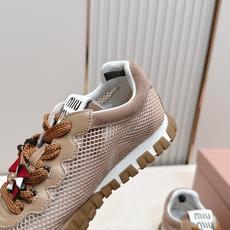 Miu Miu 26新款走秀MiuMiu 德训鞋 休闲运动鞋休闲鞋秀场工艺来自Miu Miu系列的细节特 Miu Miu 26新款走秀MiuMiu 德训鞋 休闲运动鞋休闲鞋秀场工艺来自Miu Miu系列的细节特