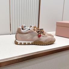 Miu Miu 26新款走秀MiuMiu 德训鞋 休闲运动鞋休闲鞋秀场工艺来自Miu Miu系列的细节特 Miu Miu 26新款走秀MiuMiu 德训鞋 休闲运动鞋休闲鞋秀场工艺来自Miu Miu系列的细节特