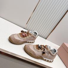 Miu Miu 26新款走秀MiuMiu 德训鞋 休闲运动鞋休闲鞋秀场工艺来自Miu Miu系列的细节特 Miu Miu 26新款走秀MiuMiu 德训鞋 休闲运动鞋休闲鞋秀场工艺来自Miu Miu系列的细节特