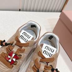 Miu Miu 26新款走秀MiuMiu 德训鞋 休闲运动鞋休闲鞋秀场工艺来自Miu Miu系列的细节特 Miu Miu 26新款走秀MiuMiu 德训鞋 休闲运动鞋休闲鞋秀场工艺来自Miu Miu系列的细节特