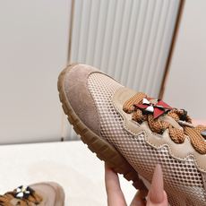 Miu Miu 26新款走秀MiuMiu 德训鞋 休闲运动鞋休闲鞋秀场工艺来自Miu Miu系列的细节特 Miu Miu 26新款走秀MiuMiu 德训鞋 休闲运动鞋休闲鞋秀场工艺来自Miu Miu系列的细节特