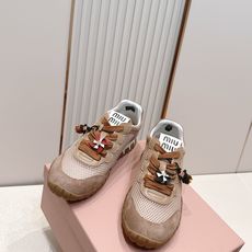 Miu Miu 26新款走秀MiuMiu 德训鞋 休闲运动鞋休闲鞋秀场工艺来自Miu Miu系列的细节特 Miu Miu 26新款走秀MiuMiu 德训鞋 休闲运动鞋休闲鞋秀场工艺来自Miu Miu系列的细节特