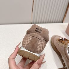 Miu Miu 26新款走秀MiuMiu 德训鞋 休闲运动鞋休闲鞋秀场工艺来自Miu Miu系列的细节特 Miu Miu 26新款走秀MiuMiu 德训鞋 休闲运动鞋休闲鞋秀场工艺来自Miu Miu系列的细节特