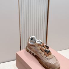 Miu Miu 26新款走秀MiuMiu 德训鞋 休闲运动鞋休闲鞋秀场工艺来自Miu Miu系列的细节特 Miu Miu 26新款走秀MiuMiu 德训鞋 休闲运动鞋休闲鞋秀场工艺来自Miu Miu系列的细节特