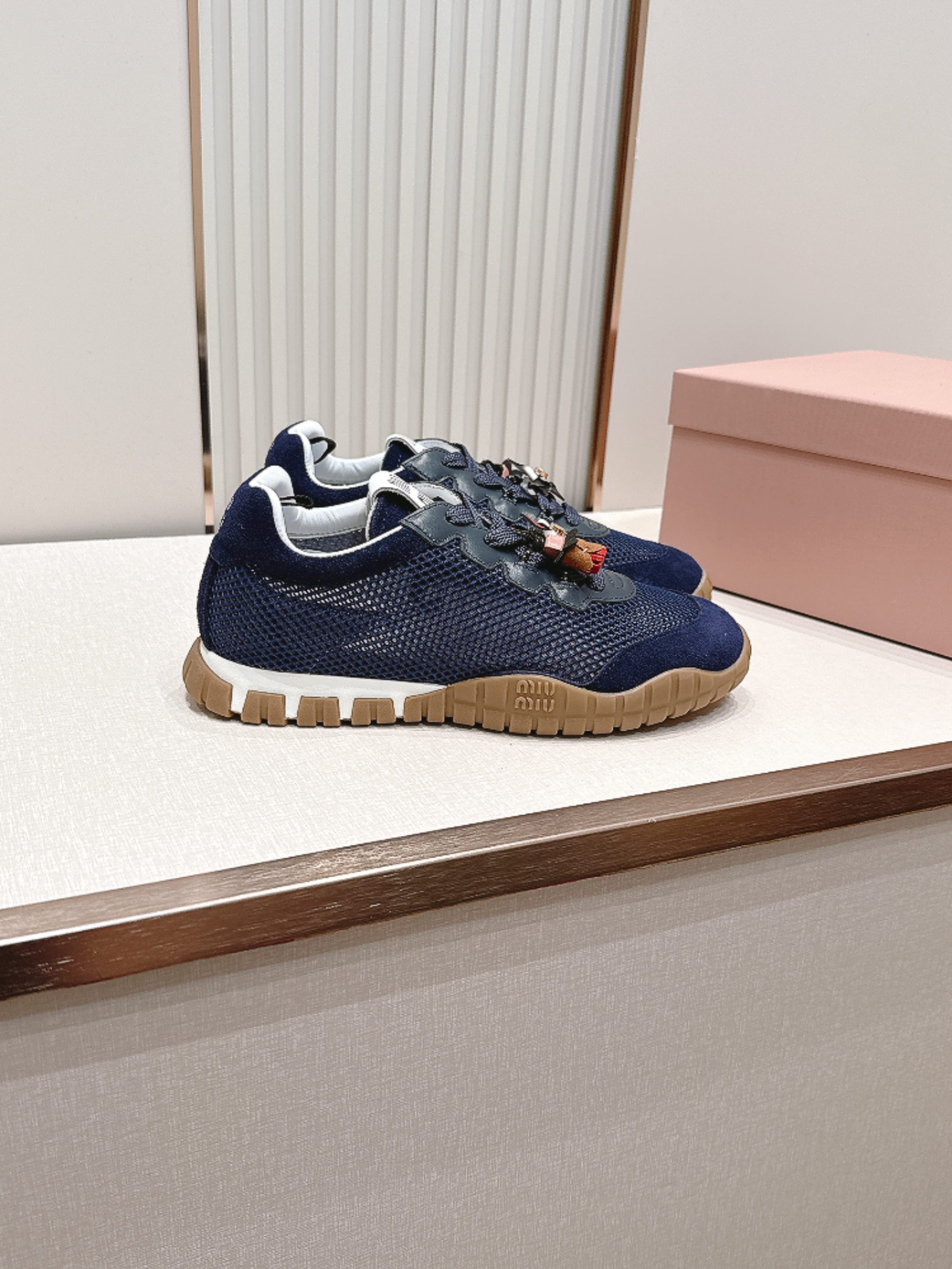 Miu Miu 26新款走秀MiuMiu 德训鞋 休闲运动鞋休闲鞋秀场工艺来自Miu Miu系列的细节特