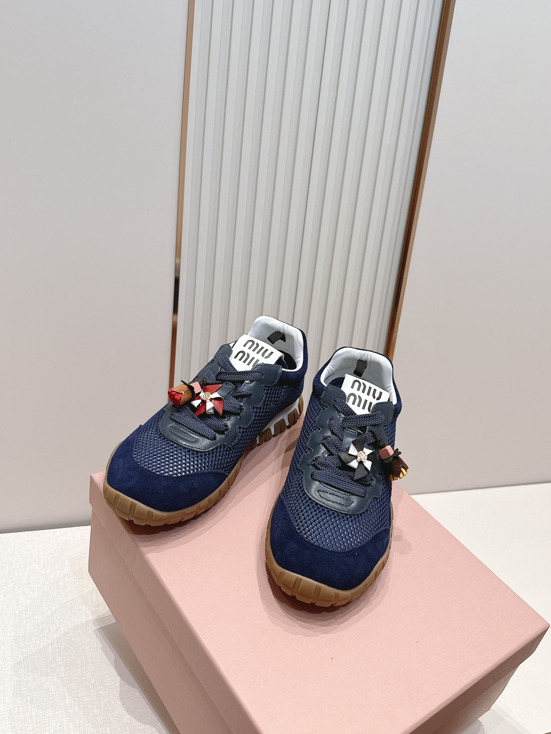 Miu Miu 26新款走秀MiuMiu 德训鞋 休闲运动鞋休闲鞋秀场工艺来自Miu Miu系列的细节特