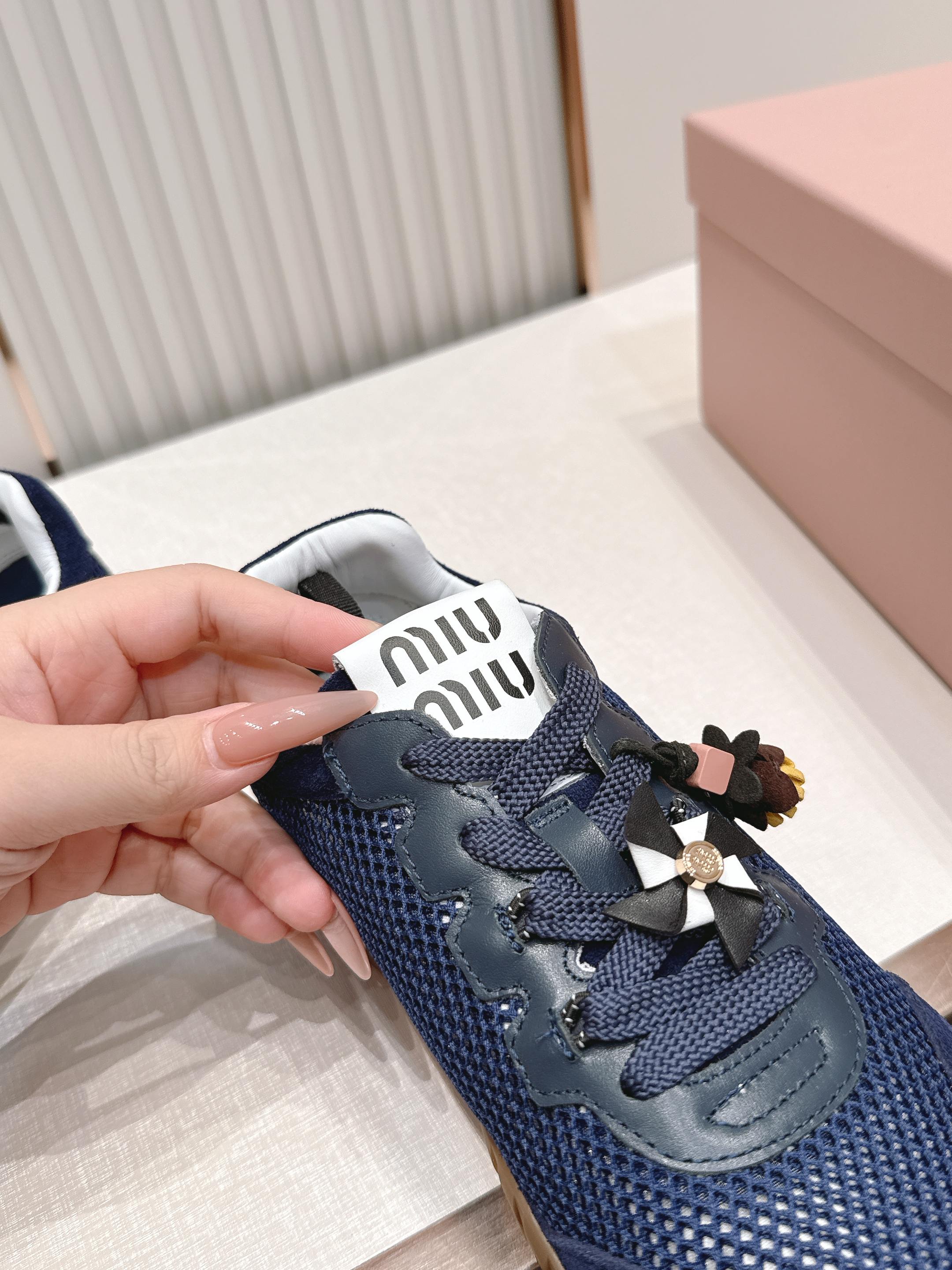 Miu Miu 26新款走秀MiuMiu 德训鞋 休闲运动鞋休闲鞋秀场工艺来自Miu Miu系列的细节特