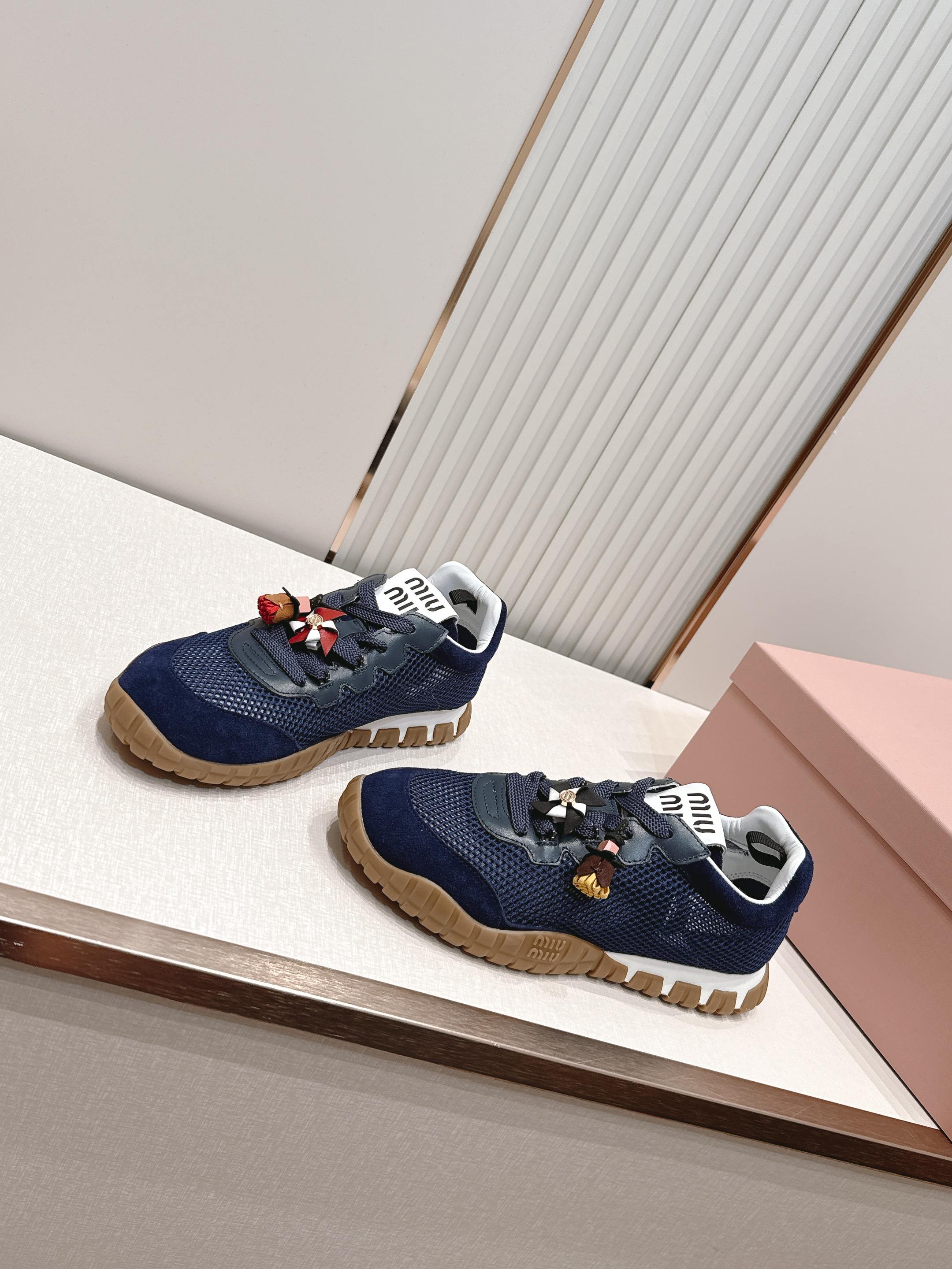 Miu Miu 26新款走秀MiuMiu 德训鞋 休闲运动鞋休闲鞋秀场工艺来自Miu Miu系列的细节特