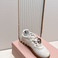 Miu Miu 26新款走秀MiuMiu 德训鞋 休闲运动鞋休闲鞋秀场工艺来自Miu Miu系列的细节特 Miu Miu 26新款走秀MiuMiu 德训鞋 休闲运动鞋休闲鞋秀场工艺来自Miu Miu系列的细节特