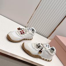 Miu Miu 26新款走秀MiuMiu 德训鞋 休闲运动鞋休闲鞋秀场工艺来自Miu Miu系列的细节特 Miu Miu 26新款走秀MiuMiu 德训鞋 休闲运动鞋休闲鞋秀场工艺来自Miu Miu系列的细节特