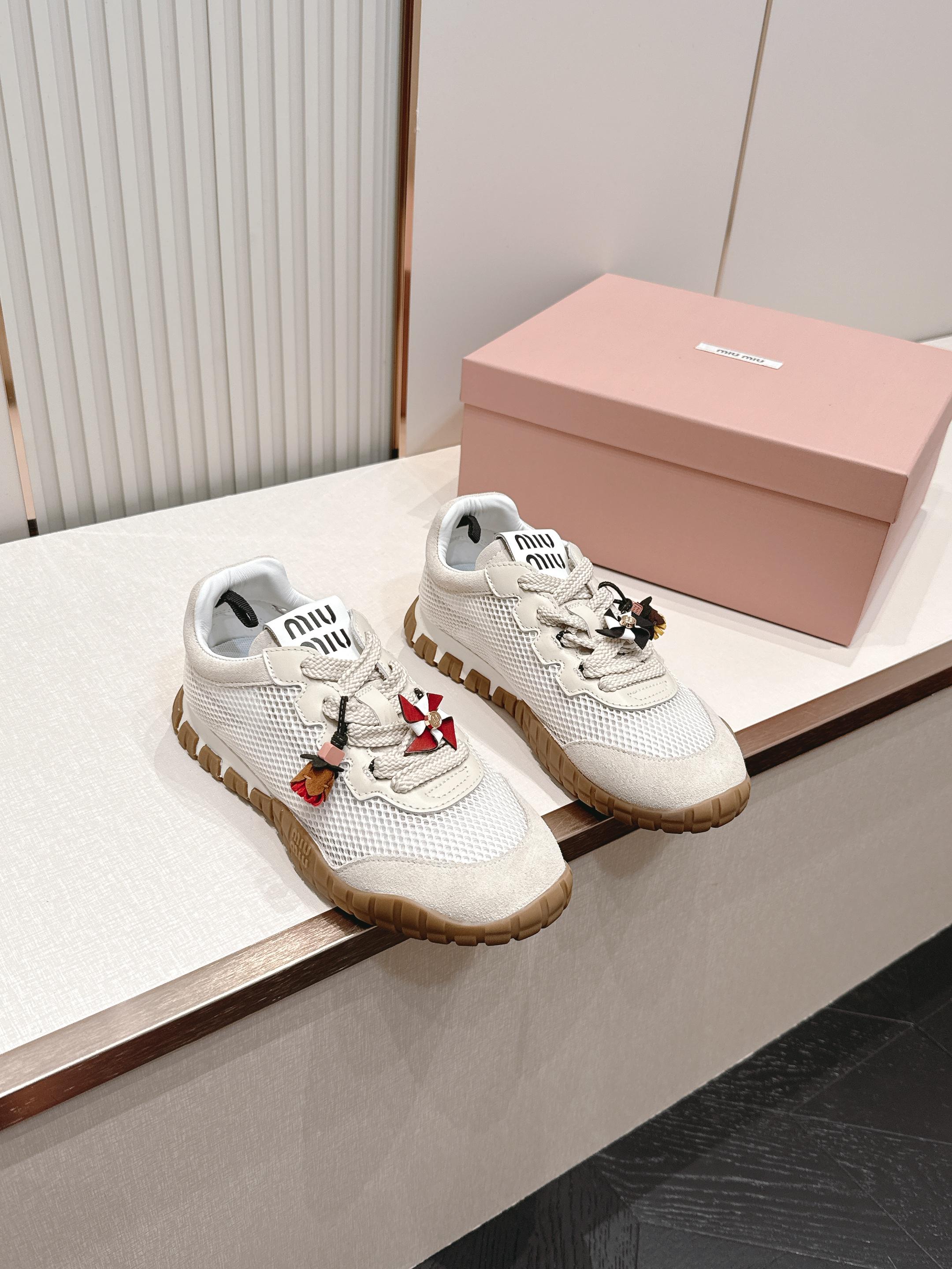 Miu Miu 26新款走秀MiuMiu 德训鞋 休闲运动鞋休闲鞋秀场工艺来自Miu Miu系列的细节特