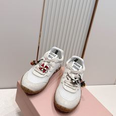 Miu Miu 26新款走秀MiuMiu 德训鞋 休闲运动鞋休闲鞋秀场工艺来自Miu Miu系列的细节特 Miu Miu 26新款走秀MiuMiu 德训鞋 休闲运动鞋休闲鞋秀场工艺来自Miu Miu系列的细节特
