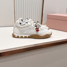 Miu Miu 26新款走秀MiuMiu 德训鞋 休闲运动鞋休闲鞋秀场工艺来自Miu Miu系列的细节特 Miu Miu 26新款走秀MiuMiu 德训鞋 休闲运动鞋休闲鞋秀场工艺来自Miu Miu系列的细节特