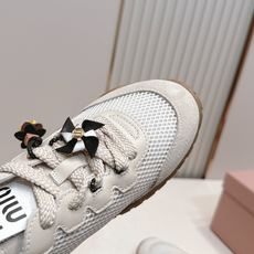 Miu Miu 26新款走秀MiuMiu 德训鞋 休闲运动鞋休闲鞋秀场工艺来自Miu Miu系列的细节特 Miu Miu 26新款走秀MiuMiu 德训鞋 休闲运动鞋休闲鞋秀场工艺来自Miu Miu系列的细节特