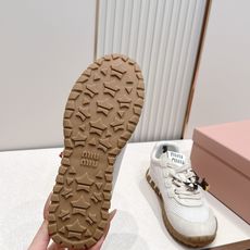 Miu Miu 26新款走秀MiuMiu 德训鞋 休闲运动鞋休闲鞋秀场工艺来自Miu Miu系列的细节特 Miu Miu 26新款走秀MiuMiu 德训鞋 休闲运动鞋休闲鞋秀场工艺来自Miu Miu系列的细节特