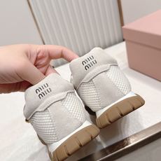 Miu Miu 26新款走秀MiuMiu 德训鞋 休闲运动鞋休闲鞋秀场工艺来自Miu Miu系列的细节特 Miu Miu 26新款走秀MiuMiu 德训鞋 休闲运动鞋休闲鞋秀场工艺来自Miu Miu系列的细节特