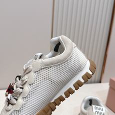 Miu Miu 26新款走秀MiuMiu 德训鞋 休闲运动鞋休闲鞋秀场工艺来自Miu Miu系列的细节特 Miu Miu 26新款走秀MiuMiu 德训鞋 休闲运动鞋休闲鞋秀场工艺来自Miu Miu系列的细节特