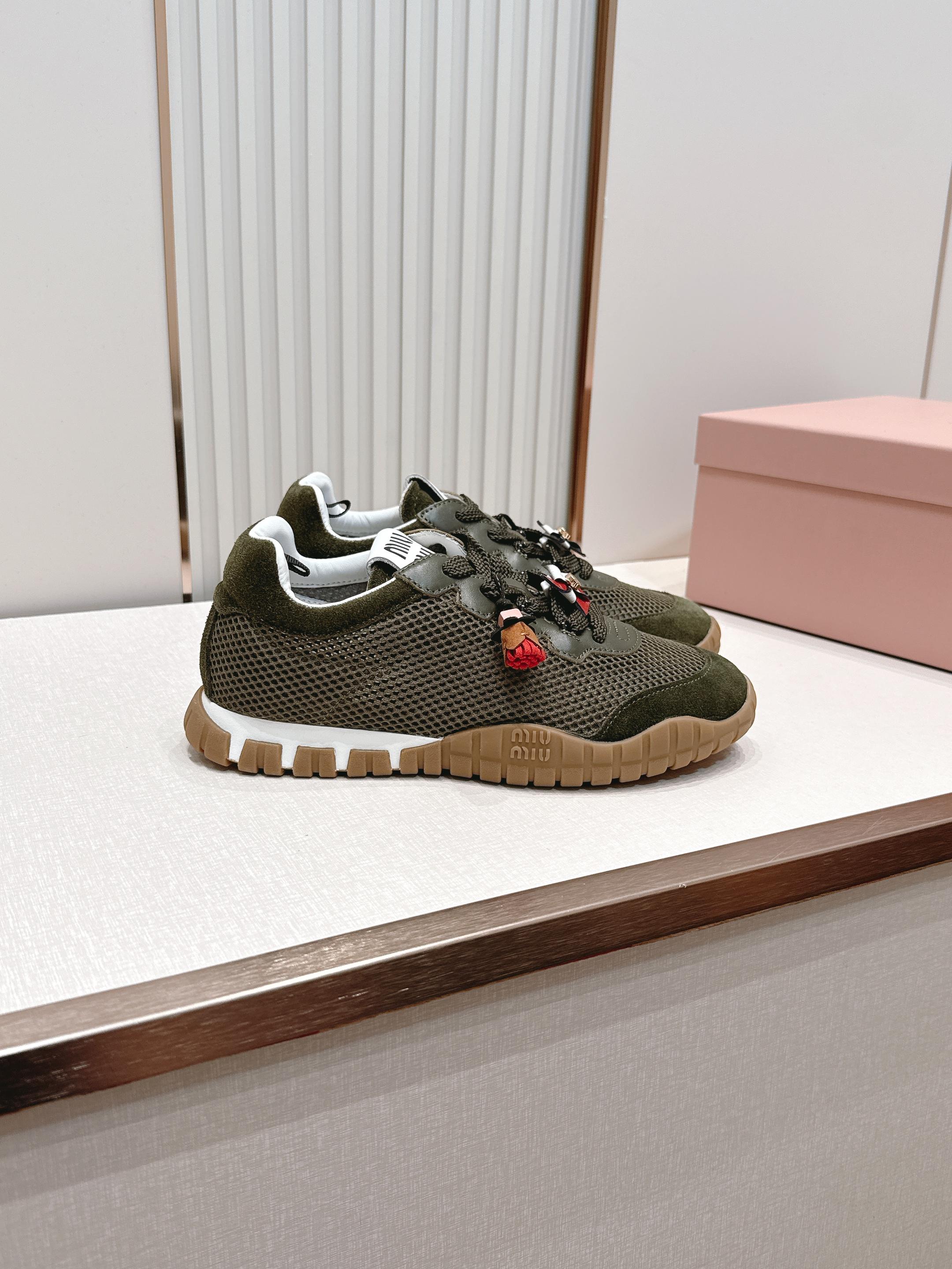 Miu Miu 26新款走秀MiuMiu 德训鞋 休闲运动鞋休闲鞋秀场工艺来自Miu Miu系列的细节特